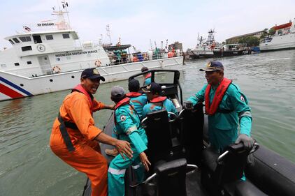 Indonesia, precipita un Boeing: pure un italiano tra i 188 morti 7