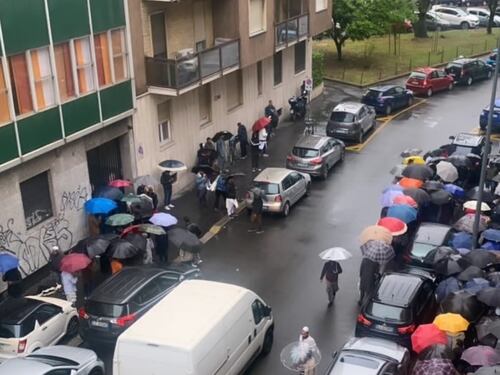Ramadan, centinaia di fedeli nella moschea (abusiva) di Milano. "Subito l'esproprio"