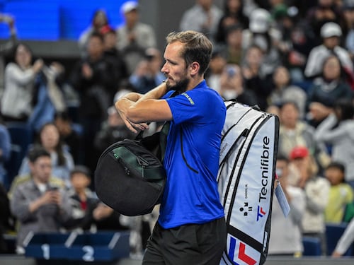 La pallina che affondò Djokovic, questa volta piega Medvedev: russo squalificato