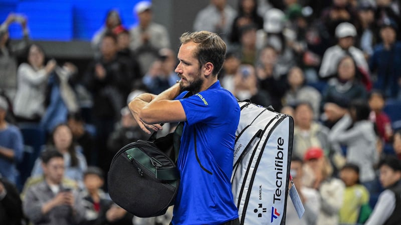 La pallina che affondò Djokovic, questa volta piega Medvedev: russo squalificato