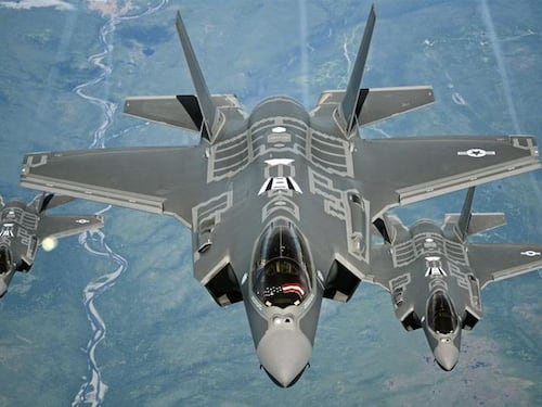 Scontro nel governo sugli F35. Salvini: "Un danno il ravvedimento"