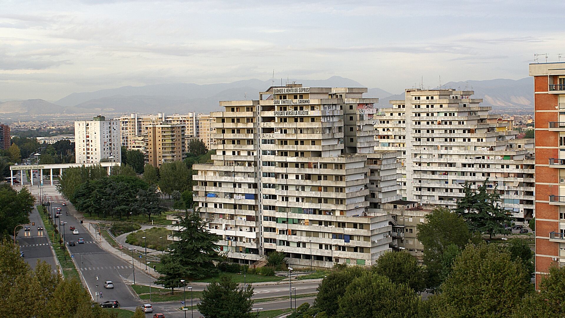 Le difficoltà del Paese e il bel segnale di Scampia