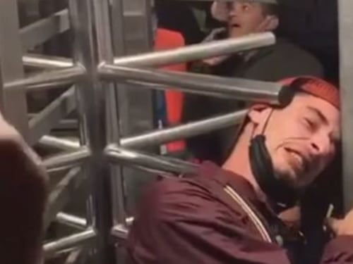 Tifoso giallorosso rimane incastrato nel tornello