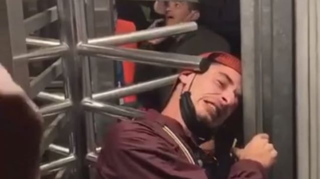 Tifoso giallorosso rimane incastrato nel tornello