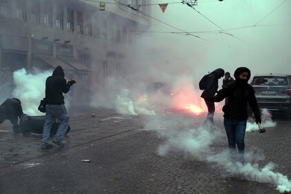 Così i black bloc bruciano la città 1