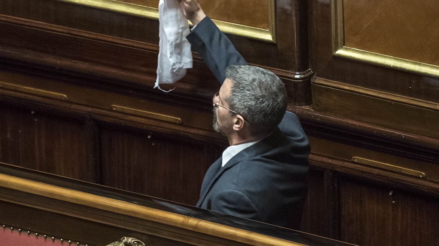 M5S al Colle: "Non firmi Rosatellum". Mattarella: "È mio dovere"
