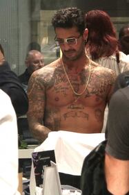 Fabrizio Corona a un party 12
