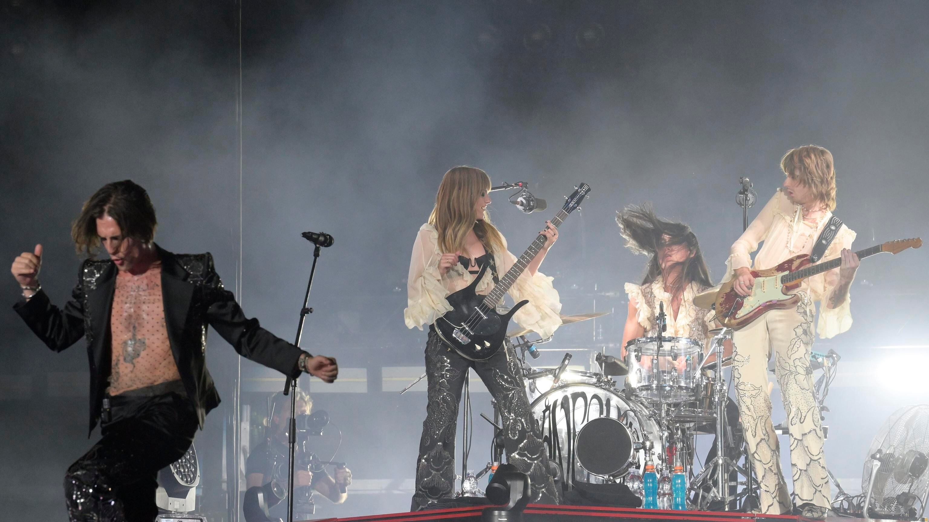 Osannati e divinizzati da Sanremo, ma i Maneskin mandano l’Italia a quel paese