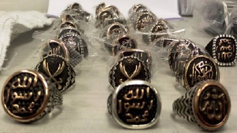 Anelli con lo stemma dell'Isis fermati in Israele. Erano diretti a Gaza