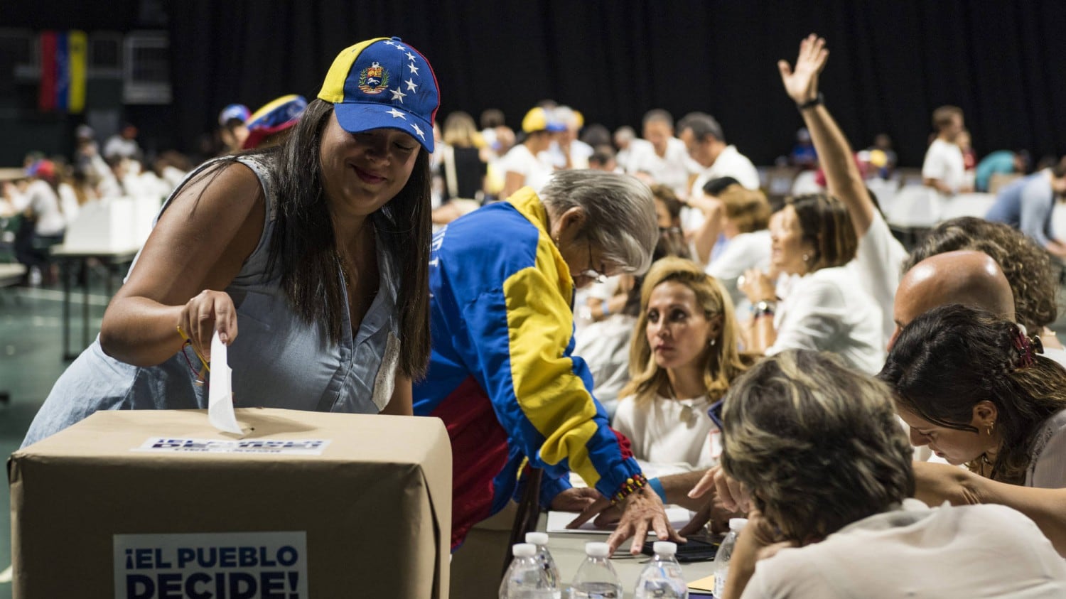 Milioni di venezuelani in coda Sangue sul voto contro Maduro