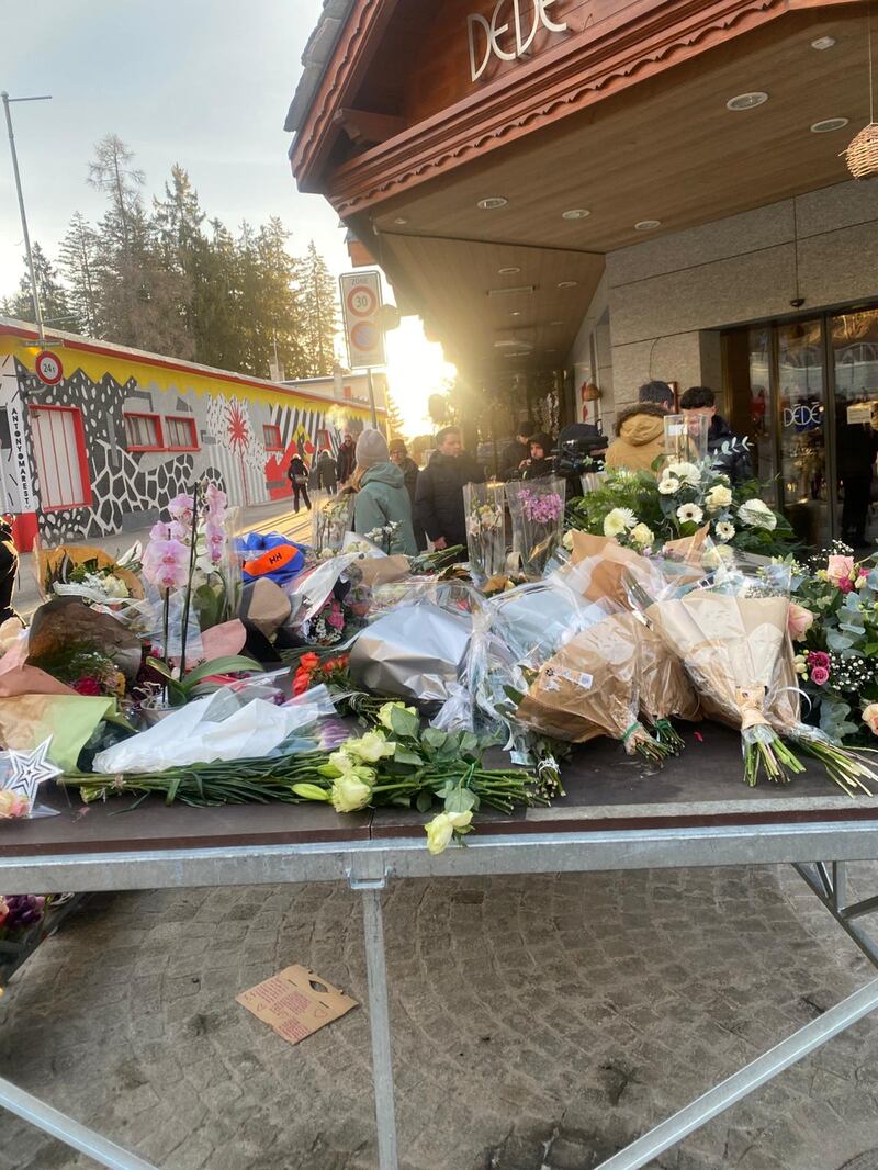 Crans-Montana, candele e lumini rossi sul luogo della strage 5