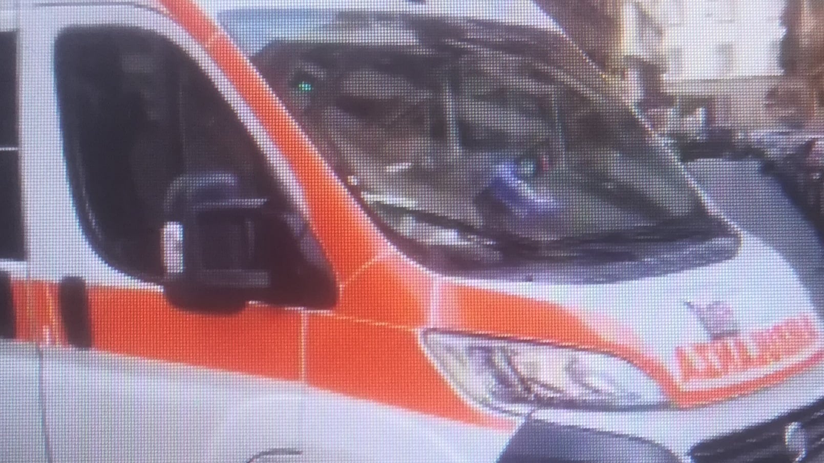 Ambulanza con un paziente in codice rosso bloccata da auto in sosta