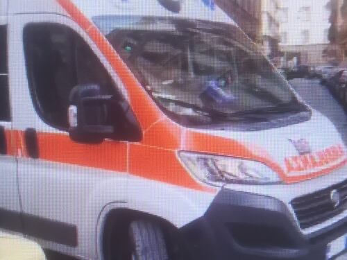 Ambulanza con un paziente in codice rosso bloccata da auto in sosta