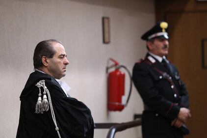 Di Pietro torna a vestire la toga 6
