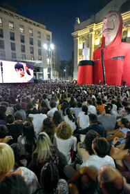 A Milano, a Piazza Affari la prima de "La Casa di Carta"  2