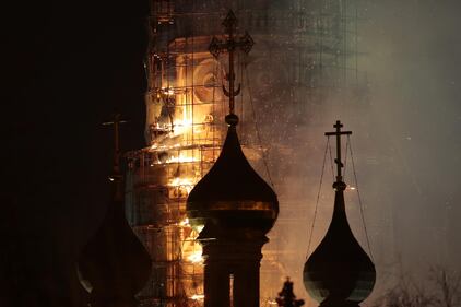 Paura a Mosca, va in fiamme il monastero di Novodevichy 5