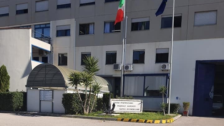 Carcere o bazar? Droga, cellulari e profumi a Secondigliano