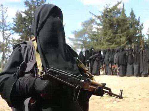 Burqa e kalashnikov: ora arriva il battaglione delle donne jihadiste