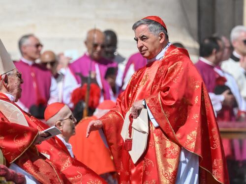 Becciu verso la rinuncia. Ma la sua ombra peserà