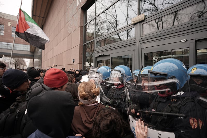 Gli scontri tra manifestanti e polizia a Torino 6