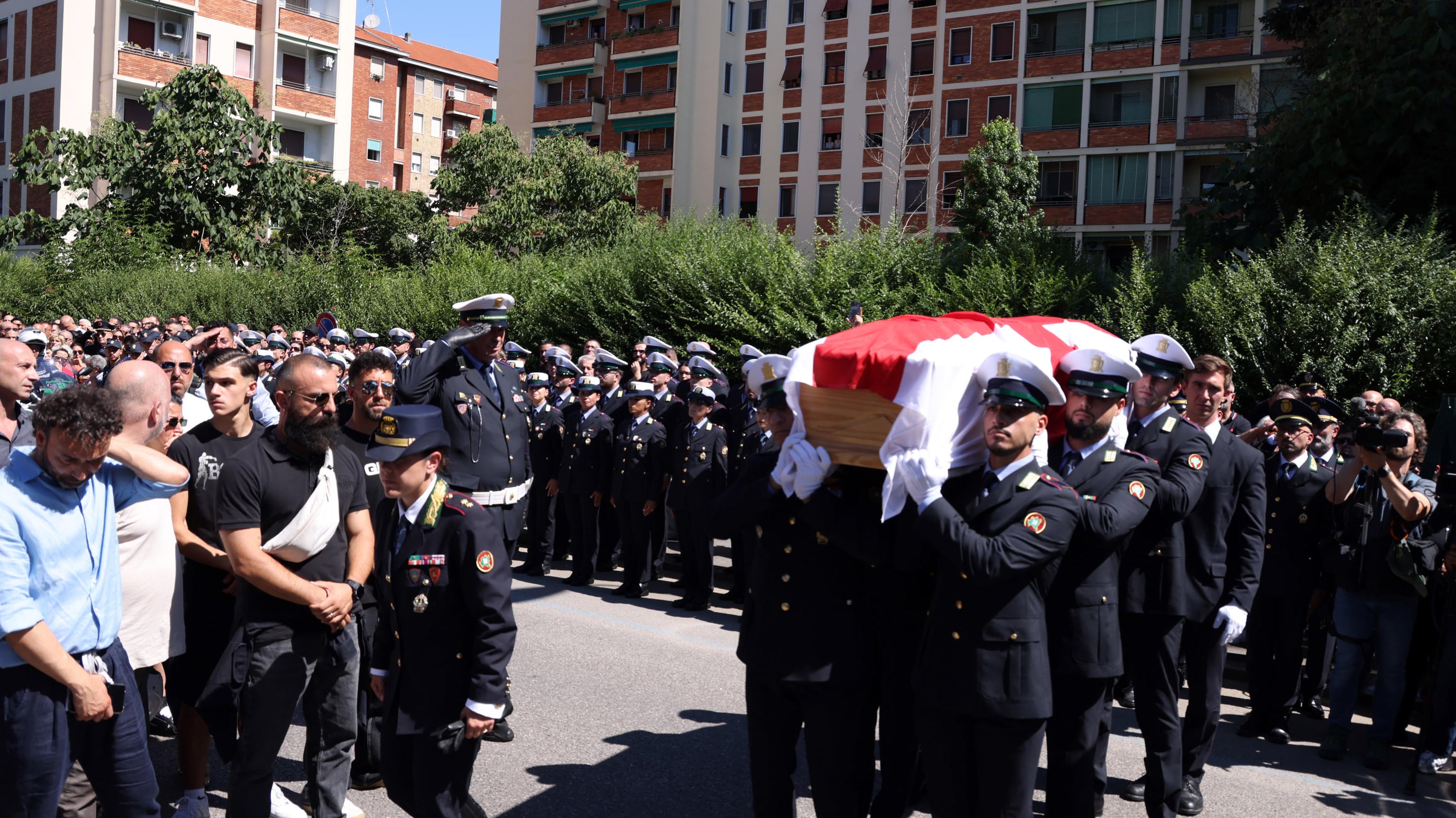 Torna in carcere il 26enne arrestato per la morte di Imprezzabile. Oggi a Milano i funerali dell'agente