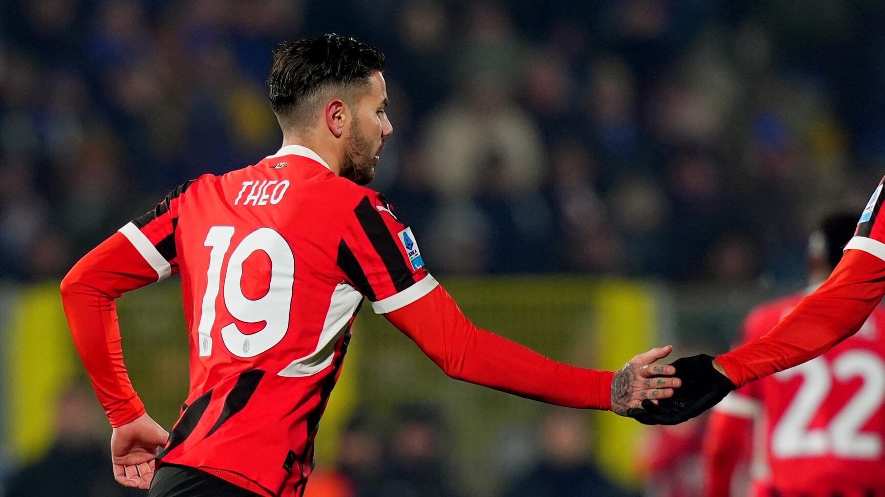 Rafa Leao prende per mano il Milan: e Conceiçao supera il Como