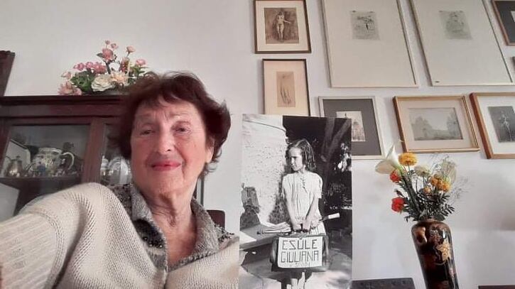 Quella bimba con la valigia simbolo degli esuli giuliani: "Prego per i piccoli ucraini"
