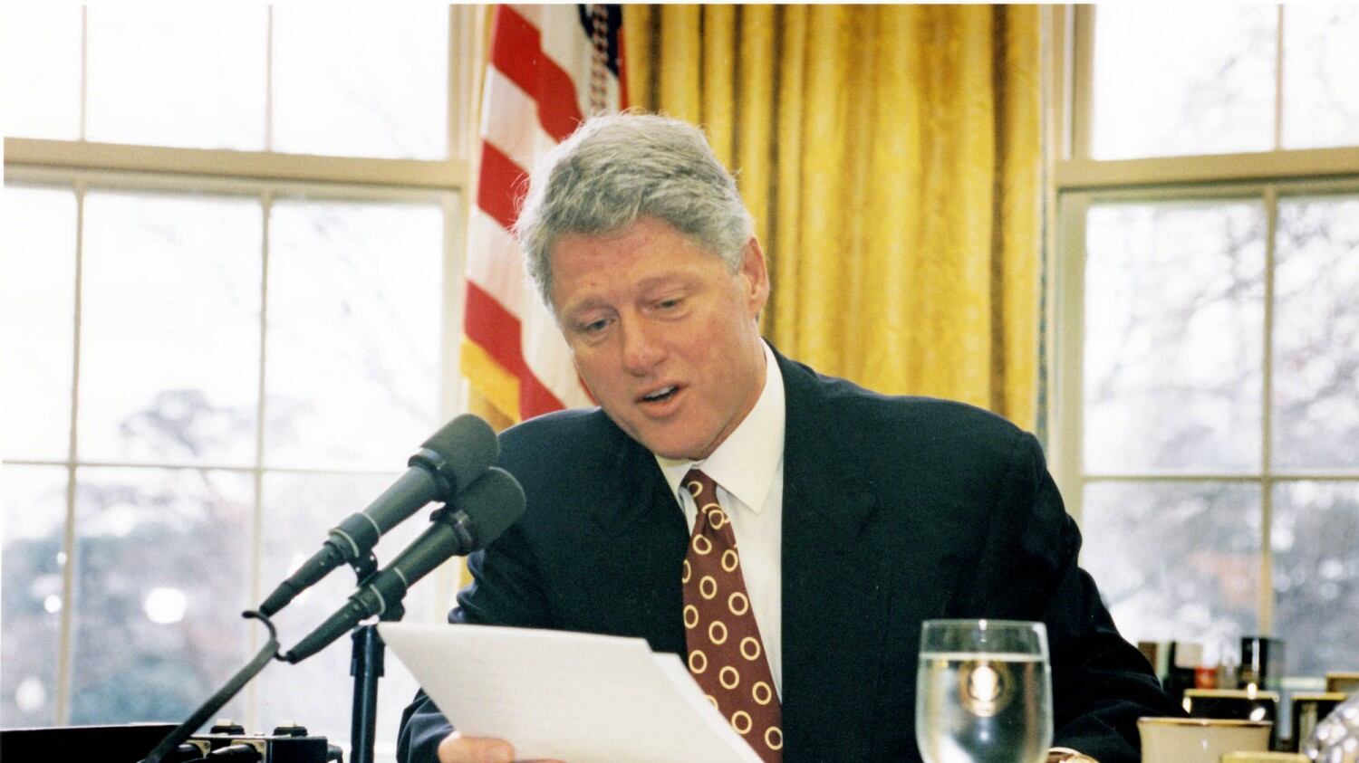 Epstein, spunta un'altra foto. Il massaggio imbarazza Clinton