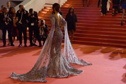Veli, luci e trasparenze: Hina Khan brilla sul red carpet di Cannes 3