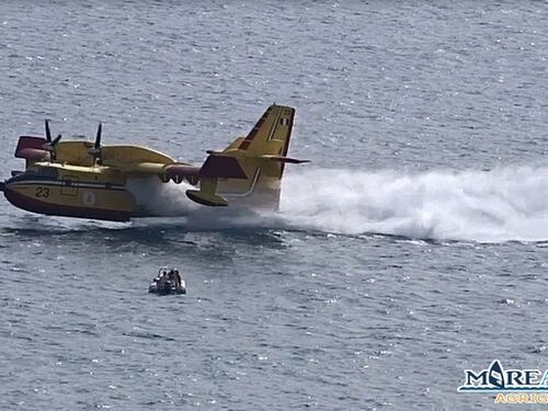 Agrigento, Canadair sfiora gommone durante un volo di carico