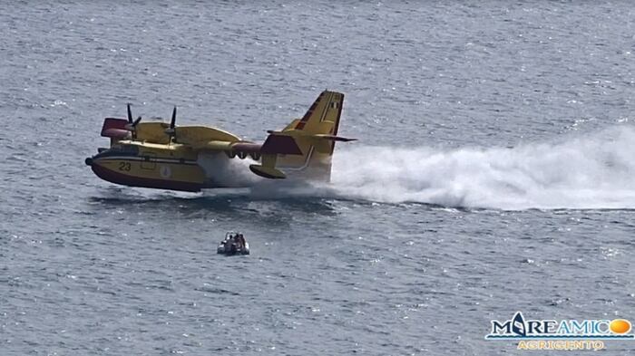 Agrigento, Canadair sfiora gommone durante un volo di carico