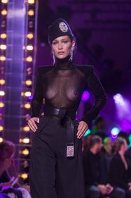 La sexy passerella di Bella Hadid 5