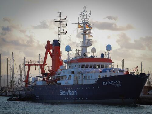 Sea Watch si lamenta pure: "La Guardia Costiera ci ostacola"