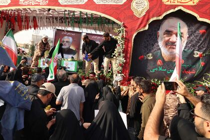 Teheran scende in piazza per i funerali dei "martiri" della guerra dei 12 giorni 10