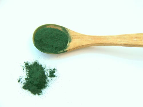 Alga spirulina: proprietà e perché fa bene a 60 anni