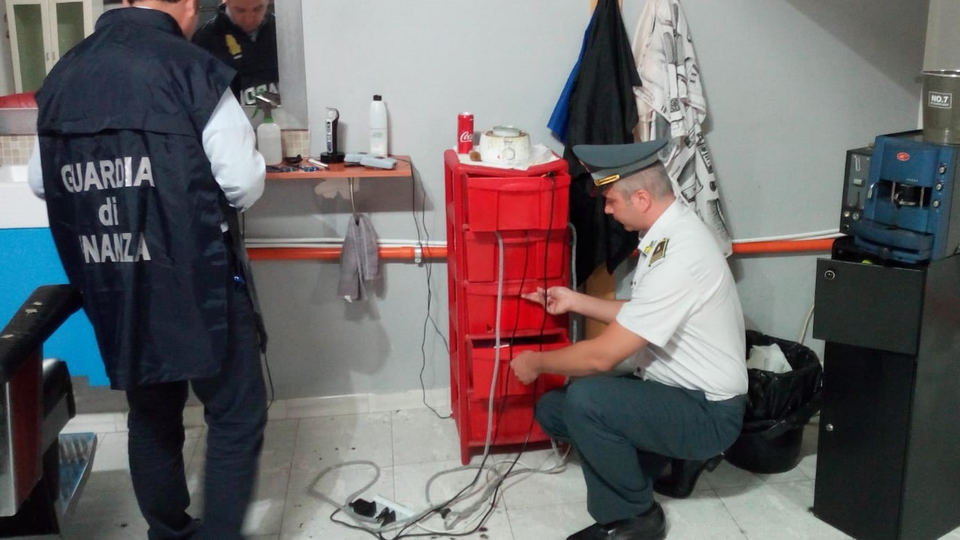 Lavorava senza alcuna autorizzazione nel suo magazzino, guai per un parrucchiere