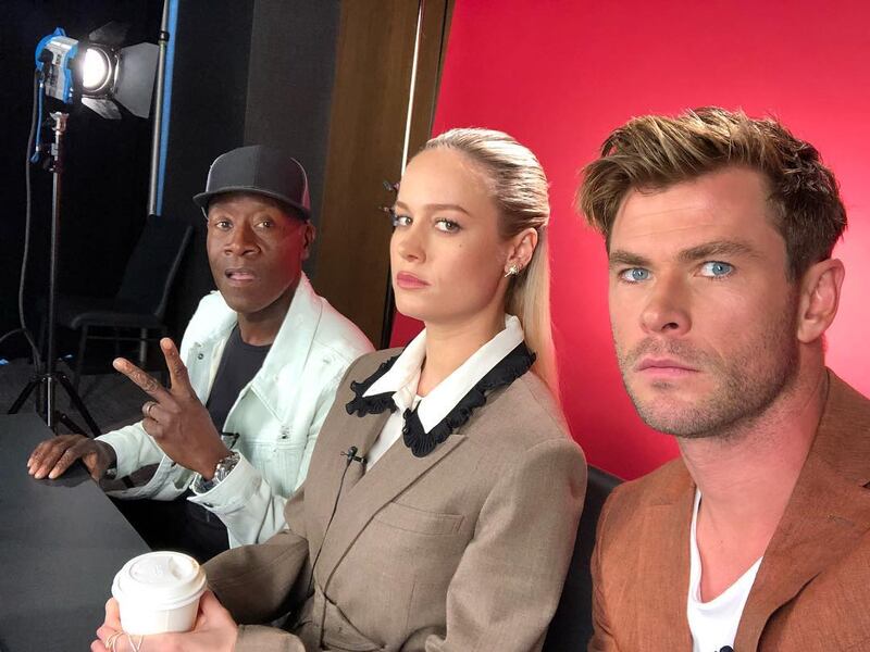 Dopo aver cantato Blondie e i Beatles, gli eroi di Avengers EndGame si divertono insieme posando per i loro fan 3