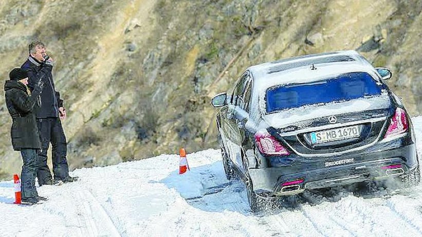 Guidare su ghiaccio e neve: mai il freno, tecnologia avanzata, ma occhio anche alle gomme...