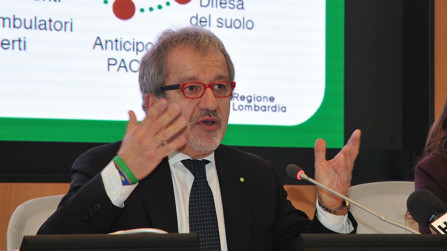 Il processo su Maroni: condannato a un anno Si dimezzano le accuse