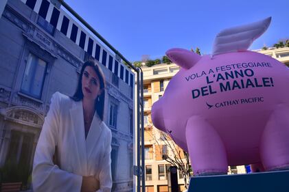 Nuovo anno cinese, in largo la Foppa spunta il maiale gonfiabile 1