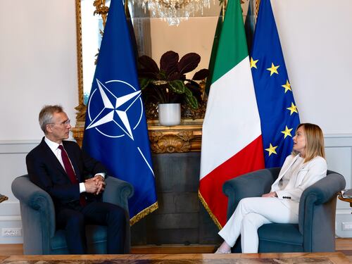 Meloni salda l’asse Atlantico. Ma Salvini affonda su Macron