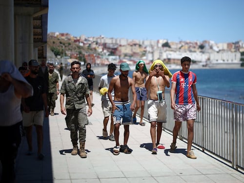 Dentro le chat dei marocchini: “Torniamo lassù a Ceuta”