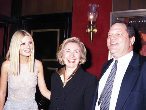 La Clinton imbarazzata dagli abusi ora "butta" i soldi di Weinstein