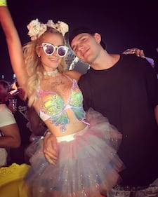 Paris Hilton hot, topless per il Selfie Day 5
