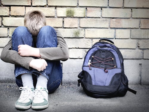 Rischia di perdere un occhio. 15enne picchiato in classe