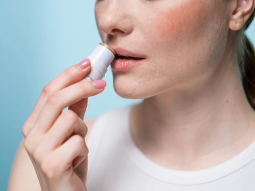 Balsamo labbra, quali donano morbidezza e luce: le formulazioni migliori da scegliere