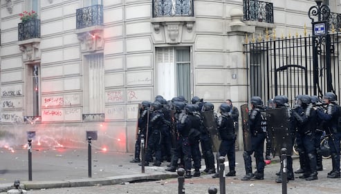 Scontri al corteo a Parigi 8
