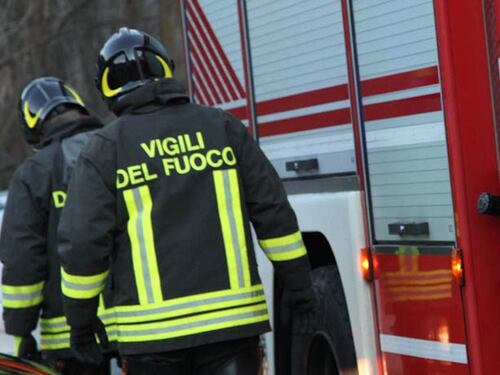 Crolla controsoffitto a scuola: bimbi sotto choc