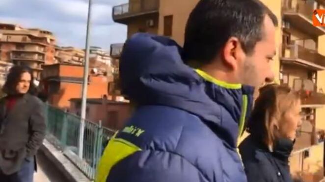 Donna contesta Salvini con la bandiera arcobaleno: "Assassino"