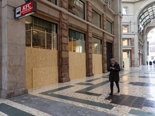 Pannelli di legno sulle vetrine dei negozi in centro: così Milano si prepara alla manifestazione - FOTO
